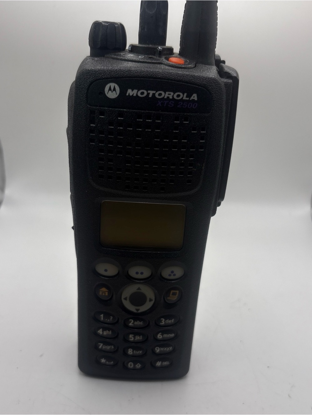 Motorola XTS2500 Model 3 UHF FPP with antenna and new battery